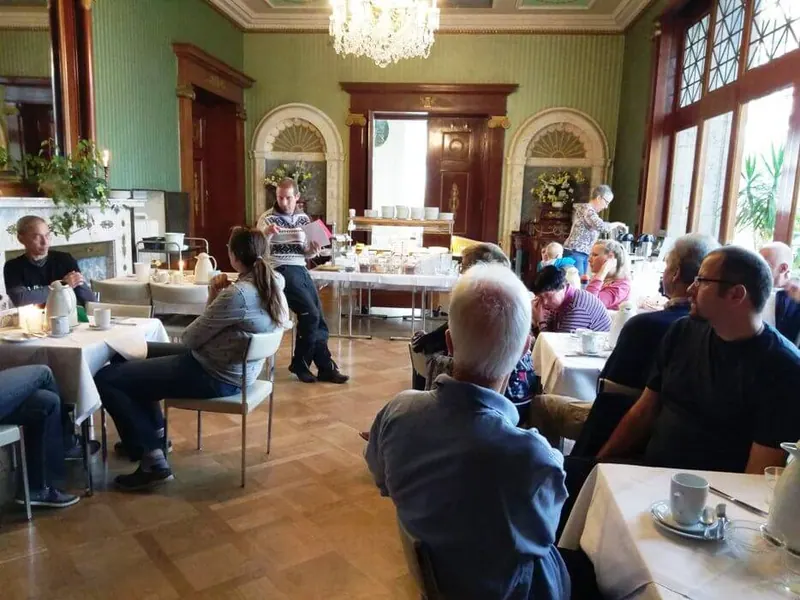 Gemeinsames Mittagessen im hellen Speisesaal des Schlosses