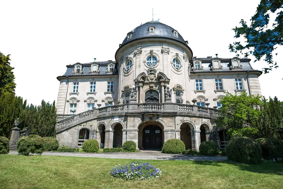 Schloss Craheim mit Kuppel, Freitreppe und Park an einem Sommertag