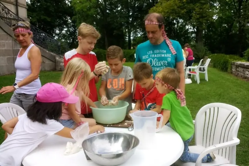 Kinder und Erwachsene beim Geländespiel im Sommerprogramm