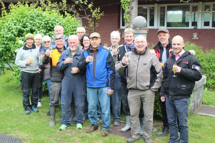 Gruppenfoto der Helferinnen und Helfer einer Werkwoche vor dem Schloss